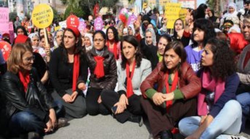 Polis kadınların izinsiz y&uuml;r&uuml;y&uuml;ş&uuml;n&uuml; engelledi