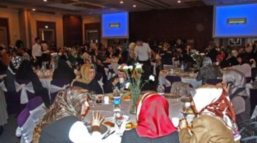 Kadınlar g&uuml;n&uuml;n&uuml; m&uuml;zik eşliğinde kutladılar