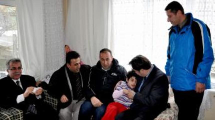 Sinop &Uuml;niversitesi engelli &ccedil;ocuğa tekerlekli sandalye hediye etti