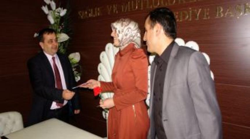 Kadınlar G&uuml;n&uuml;'nde evlendiler