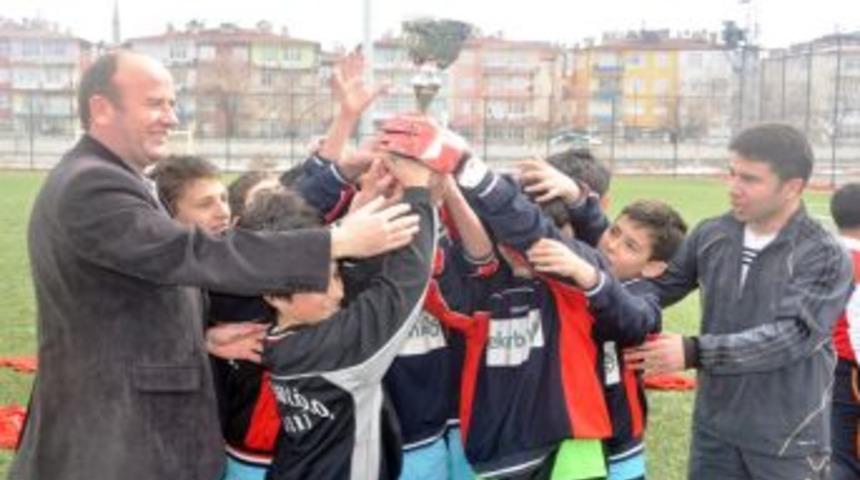 Kayseri&rsquo;de okullar arası futbol turnuvasının şampiyonu belli oldu