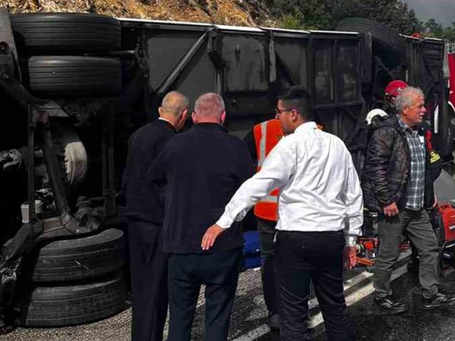 Son dakika | Burdur'da Isparta - Antalya yolunda yolcu otobüsü kazası! 1 ölü, 9 yaralı