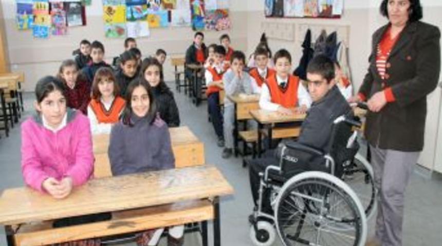 İlk&ouml;ğretim &ouml;ğrencileri, topladıkları mavi kapaklarla engelli genci mutlu etti