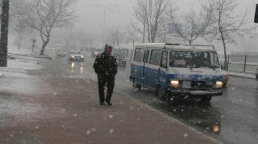 Bursa'da kar yağışı başladı, şehir beyaza büründü