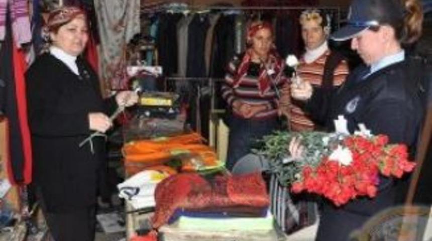 Başkan'dan kadınlara karanfil