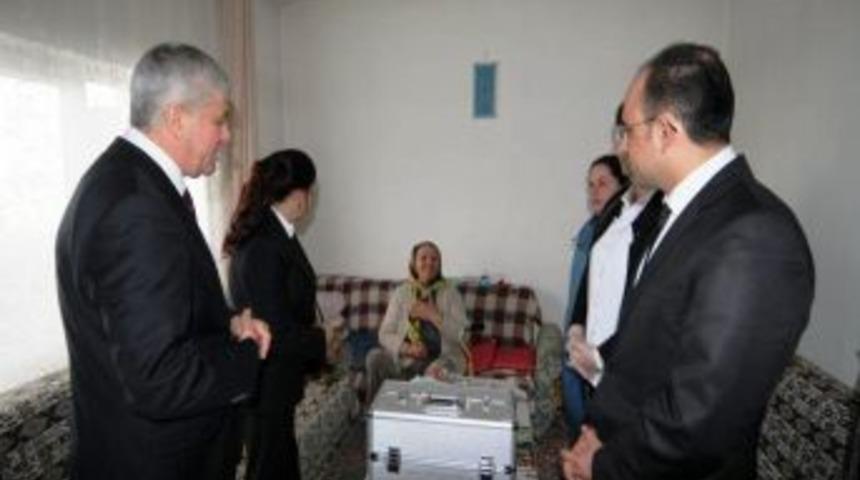 Vali Erden, evde bakım hizmeti alan kadın hastaları ziyaret etti