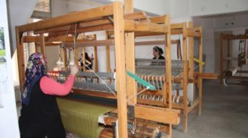 Alaca Dokumaları belediyenin kurduğu tezgahlarda hayat buluyor