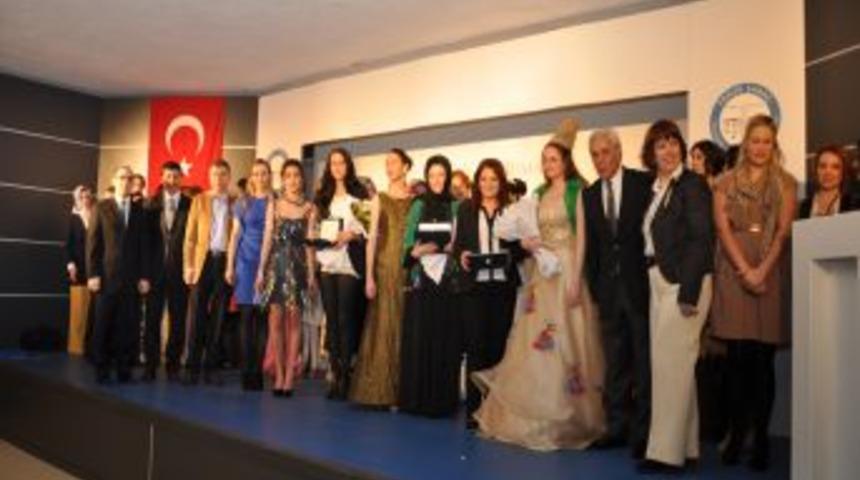 Moda Tasarımı Sertifika Programı&rsquo;nı başarıyla tamamlayanlar sertifika aldı