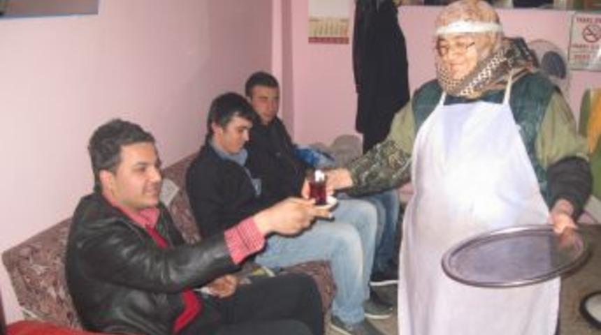 75 yaşındaki kadın &ccedil;aycılık yapıyor