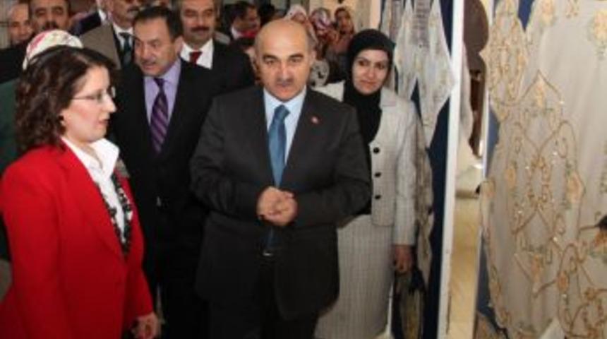 Bayanlar, kadınlar g&uuml;n&uuml;nde sergi a&ccedil;tı