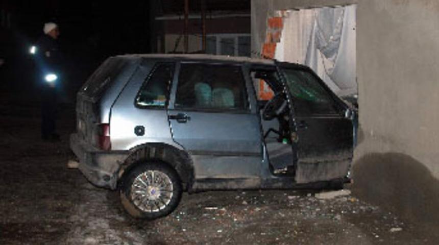 Ehliyetsiz s&uuml;r&uuml;c&uuml; otomobiliyle eve daldı