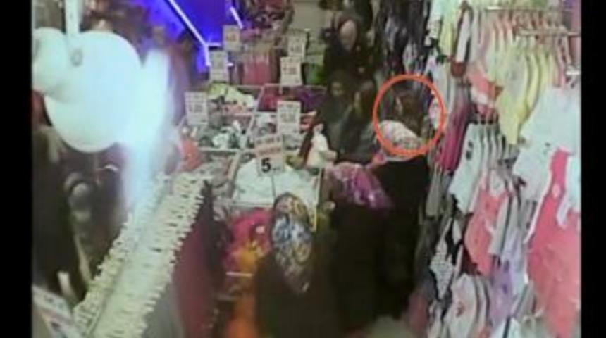 Mağazadaki &ccedil;anta hırsızlığı g&uuml;venlik kamerasında