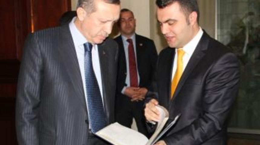 Sivaslıların 'ge&ccedil;miş olsun' mesajı, Başbakan'a şeref defteri ile ulaştı