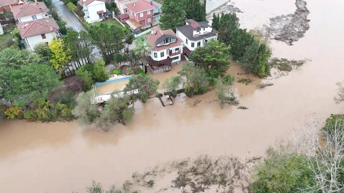 Şile sular altında! 3 yaşlı kardeş evlerinde mahsur kaldı 1