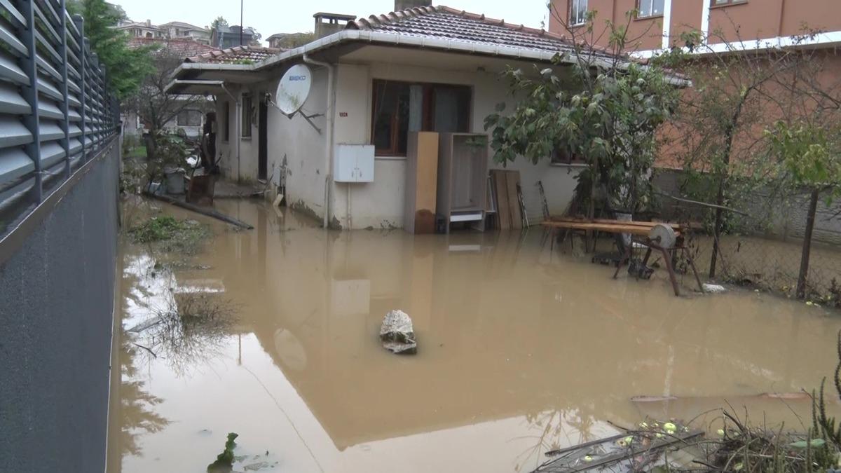 Şile sular altında! 3 yaşlı kardeş evlerinde mahsur kaldı 5