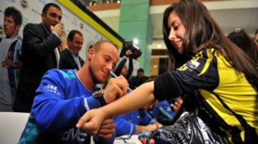 Fenerliler, alışveriş merkezini savaş alanına &ccedil;evirdi