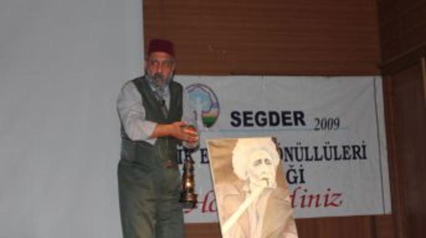 Safahat Mehmet Akif D&ouml;n&uuml;yor'a b&uuml;y&uuml;k ilgi