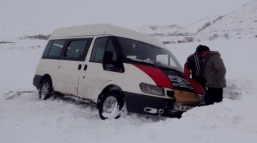 Ardahan'da kar yolları kapadı,12 yolcu mahsur kaldı