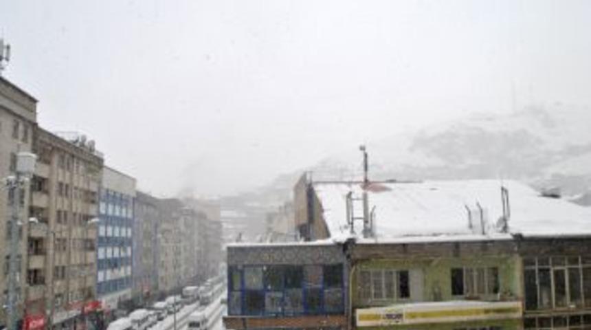 Hakkari yoğun kar yağışı hayatı olumsuz etkiliyor