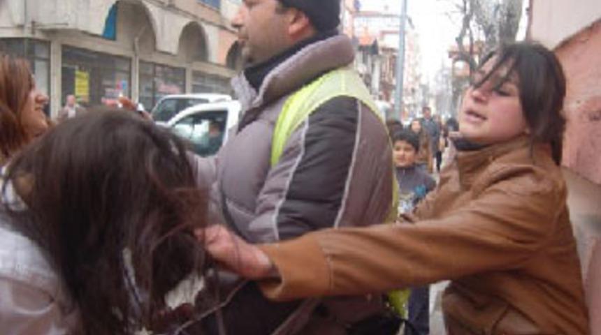 Liseli kızların kavgası