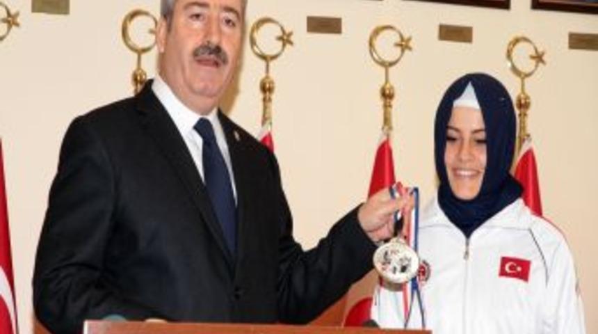 D&uuml;nya karate şampiyonu gen&ccedil; kız İzmir Valisi Kıra&ccedil;'ı ziyaret etti