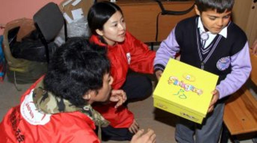 Enkazdan yaralı kurtulan Japon yardım g&ouml;n&uuml;ll&uuml;s&uuml; Konnai, &ccedil;ocukları giydirdi