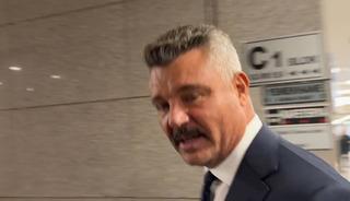 Saran adliyeye geldi, imajıyla dikkat çekti