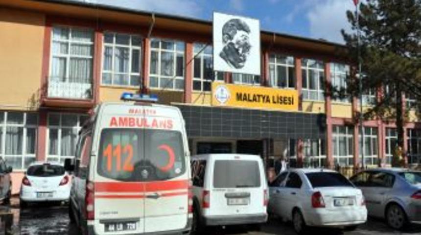 Kavga eden arkadaşlarını ayırmak isteyen &ouml;ğrenci bı&ccedil;aklandı