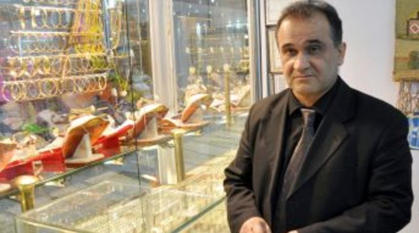 Yaşlı kadınlar kuyumcuda hırsızlık yaparken kameraya yakalandı