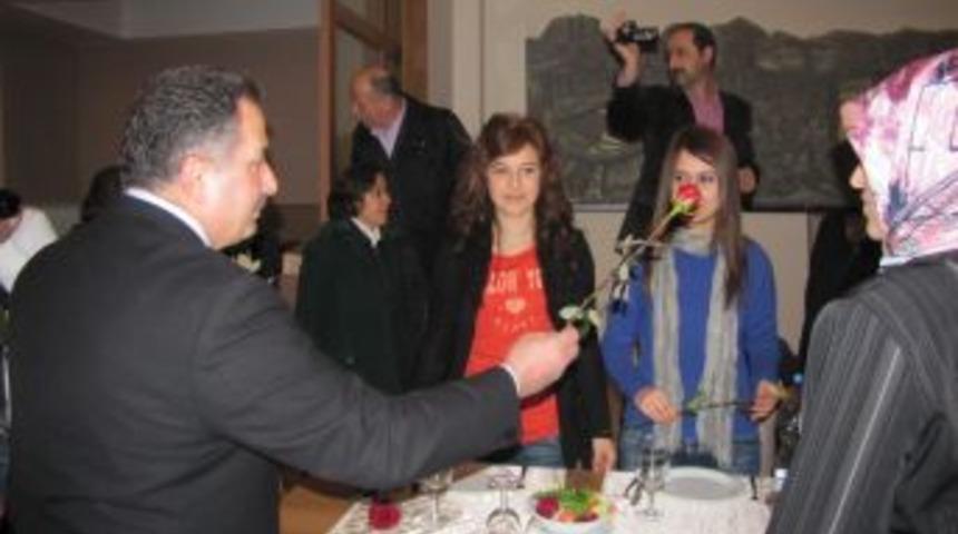 AK Parti &Uuml;nye il&ccedil;e teşkilatı &uuml;yeleri, Kadınlar G&uuml;n&uuml;'nde buluştu