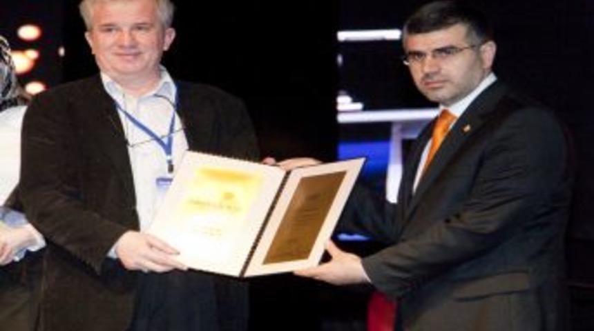 Nadide &ccedil;i&ccedil;ek 'İstanbulensis' şiirle tanıtılıyor