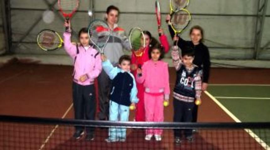 Tenis Antren&ouml;r&uuml; Albayrak: &Ccedil;ocuklarınızı tenise y&ouml;nlendirin