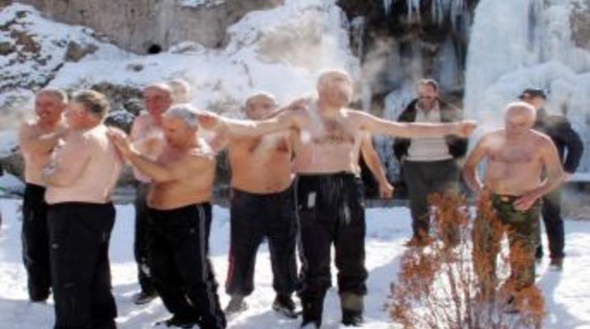 Kar kaplanları, donan şelale &ouml;n&uuml;nde kar banyosu yaptı