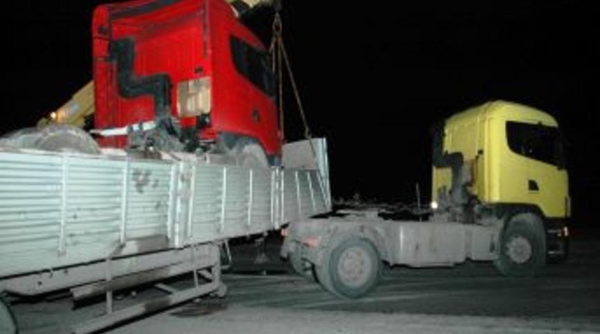 Bağlantı noktası kırılan TIR karayolunu trafiğe kapattı