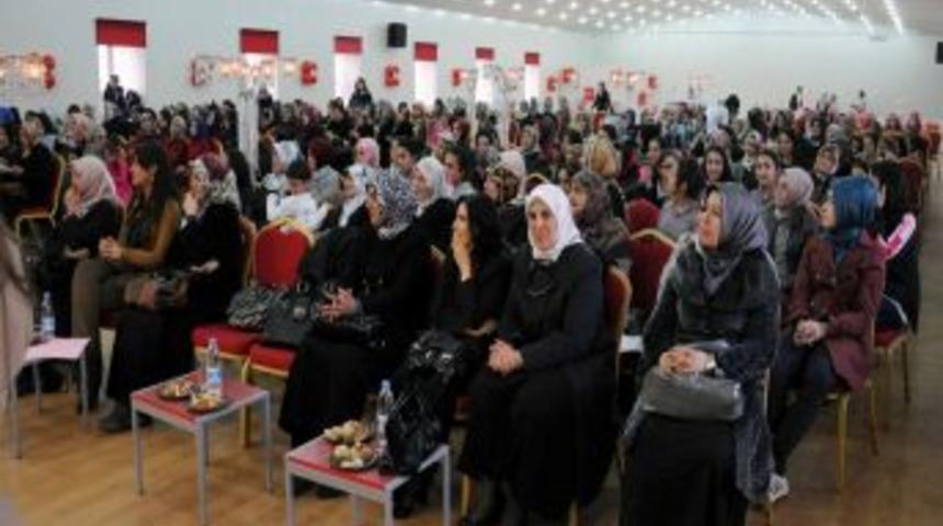 &Ouml;ğrenciler kendi tasarladıkları kıyafetleri sergiledi