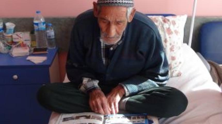 &Ccedil;ocuklar kollarında serumla kitap okuyor