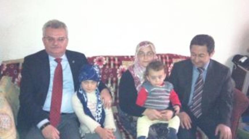 Vali &Ouml;zcan, fakir aileye destek s&ouml;z&uuml; verdi