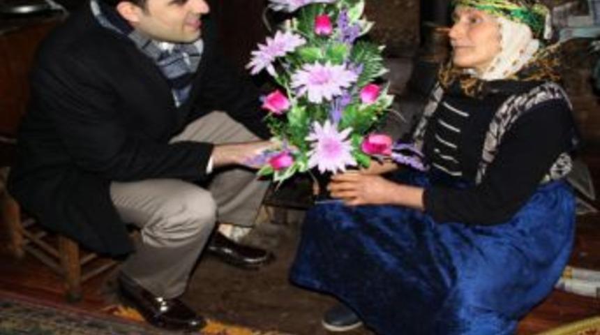 Kadınlar G&uuml;n&uuml;'n&uuml; ilk defa kendisini ziyaret eden Kaymakam Erdem'den duydu