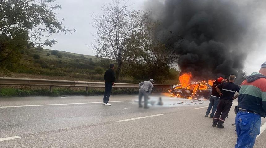 Bandırma-Çanakkale yolunda feci kaza: Araç alev aldı, 2 kişi yaralandı