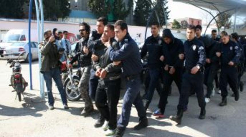 Uyuşturucu operasyonunda g&ouml;zaltına alınan 45 kişi tutukladı