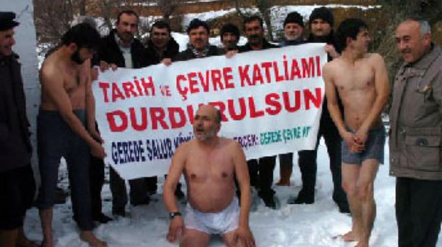 K&ouml;yl&uuml;lerden &ccedil;ıplak protesto