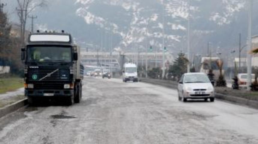 Kar, ardında bozuk yollar bıraktı