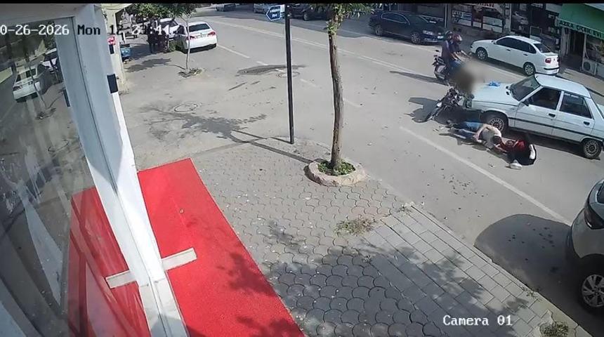 Motosikletteki çift otomobille çarpıştı: 2 yaralı