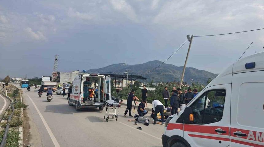 16 yaşındaki sürücünün kullandığı motosiklet tıra çarptı: 1 ölü, 2 yaralı