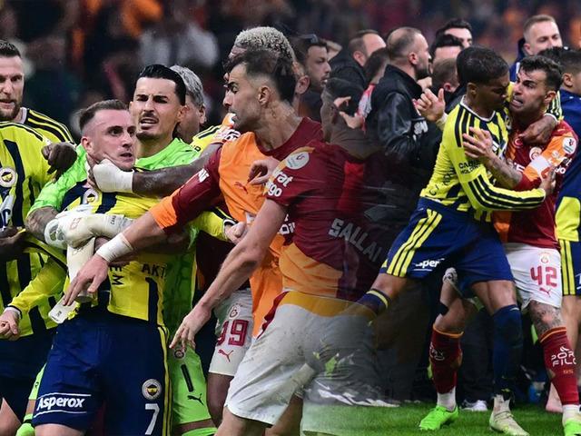 Galatasaray-Fenerbah&ccedil;e derbisinin faturası ağır olabilir! 10 ma&ccedil; ceza...