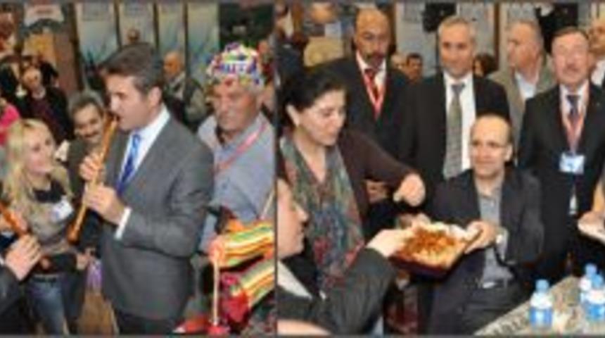 Bakan Şimşek konuklara  ceviz ikram etti