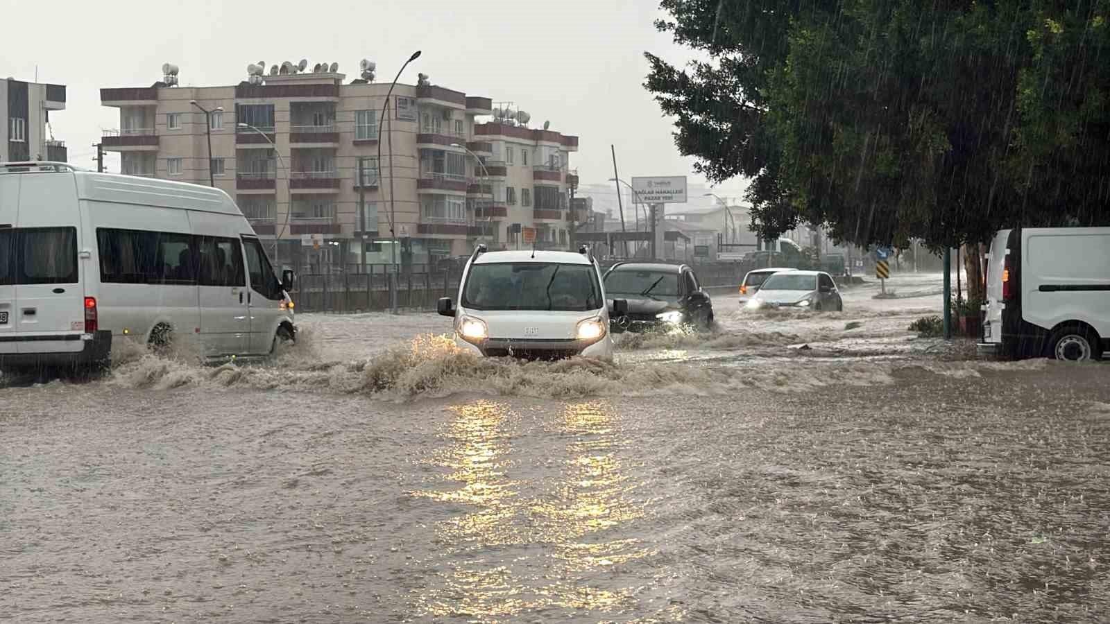 Tarsus’ta sağanak yağış hayatı olumsuz etkiledi
