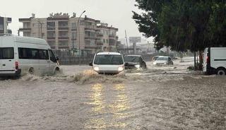 Tarsus’ta sağanak yağış hayatı olumsuz etkiledi