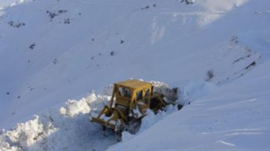 Kar kalınlığı 3 metreyi bulan k&ouml;y yolları a&ccedil;ılıyor