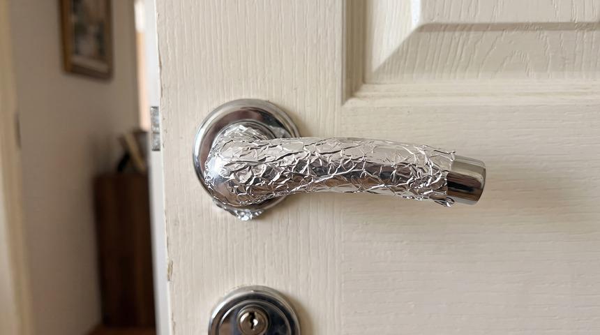 Kapı koluna al&uuml;minyum folyo sarmanın şaşırtan faydaları